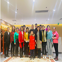 劉志忠董事長與部分留京員工一起過大年